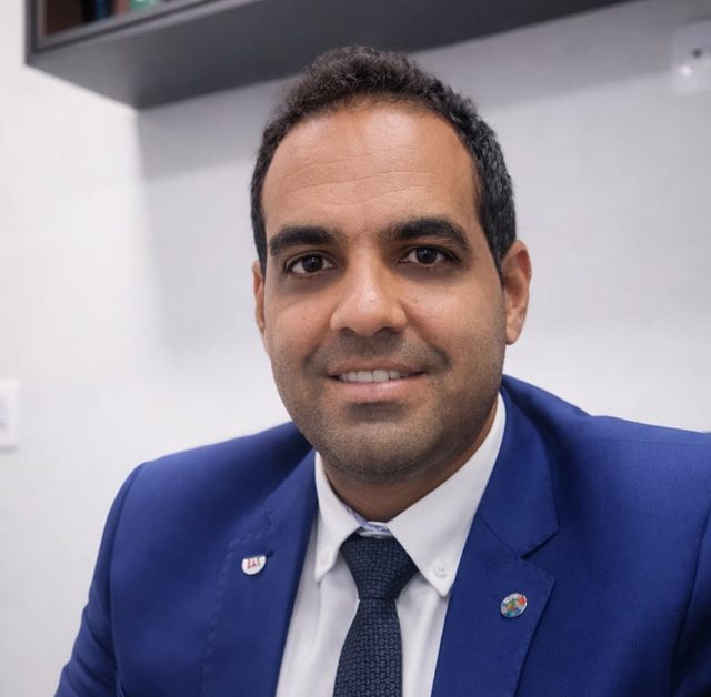 Rafael Rocha Silva, advogado, de terno azul